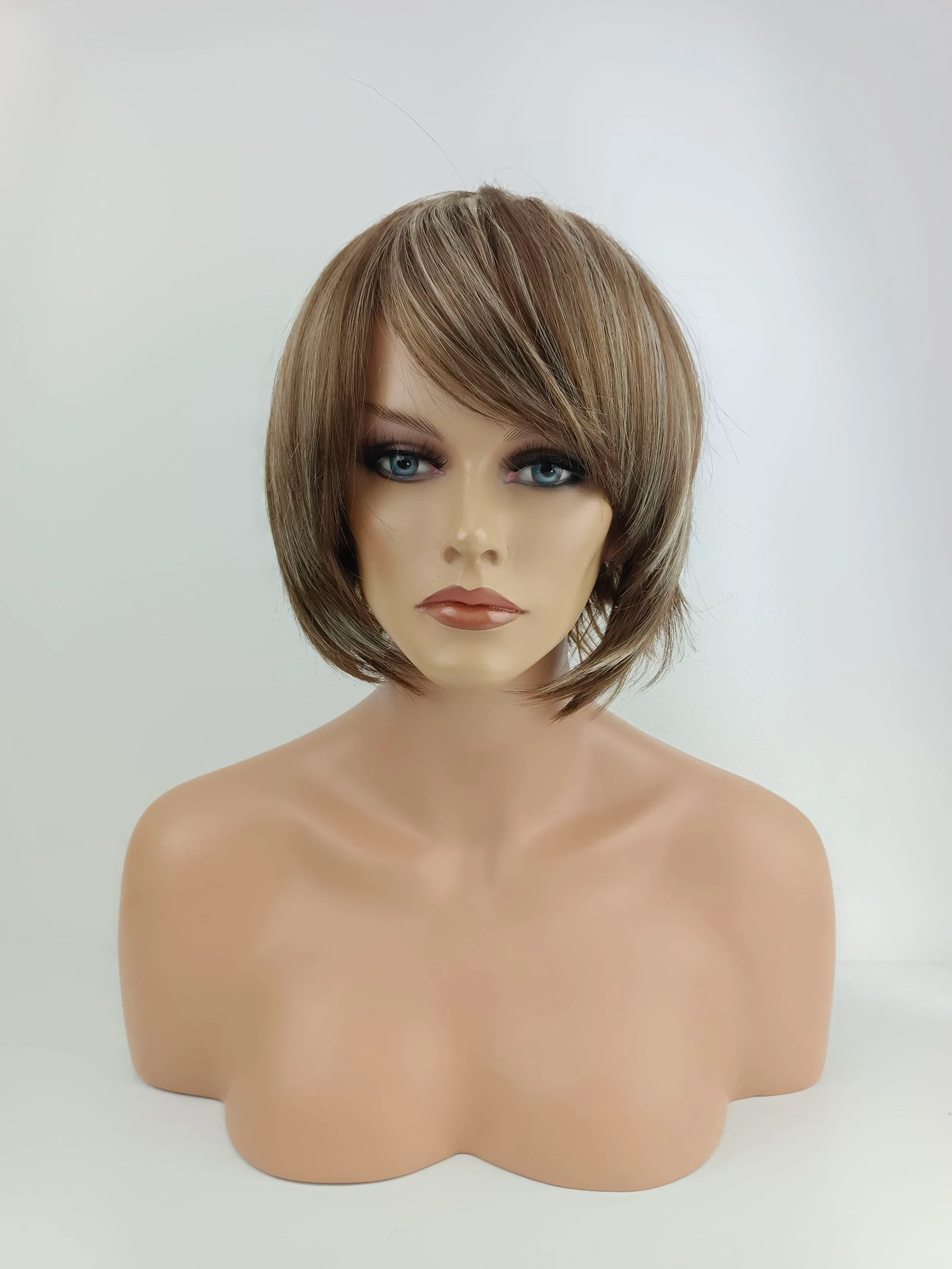 Cabeza maniquí con peluca 